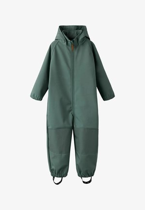 Combinaison une pièce imperméable pour enfants en vert, avec capuche, fermeture éclair à l'avant, poignets élastiques, genoux renforcés et sangles ajustables pour les pieds.