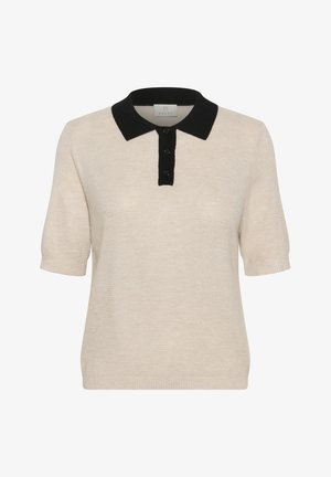 Beżowy sweter polo z krótkim rękawem i czarnym kołnierzykiem, z zapięciem na guziki i teksturowanym wzorem dzianiny.