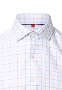 Biała koszula z wzorem w kratę w niebieskie i brązowe linie. Posiada spiczasty kołnierzyk i trzy guziki na plastrze.