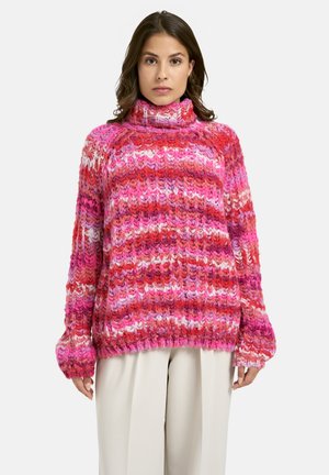 Strickpullover mit hohem Kragen, mehrfarbigen rosa und roten Streifen, lockerer Passform und gerippten Bündchen, die ein strukturiertes Erscheinungsbild erzeugen.