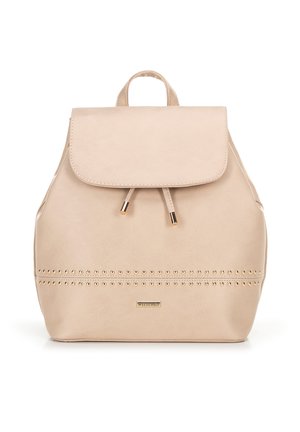 Beige Faux-Leder-Rucksack mit Klappenverschluss, Kordelzug und goldfarbenen Nieten entlang des Bodens. Verfügt über einen oberen Tragegriff und verstellbare Riemen.