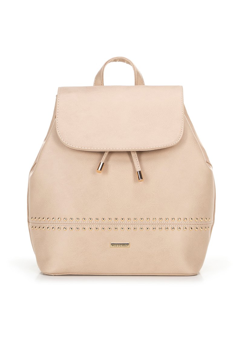 Sac à dos en simili cuir beige avec une fermeture à rabat, cordon de serrage et clous dorés sur le bas. Dispose d'une poignée supérieure et de sangles ajustables.