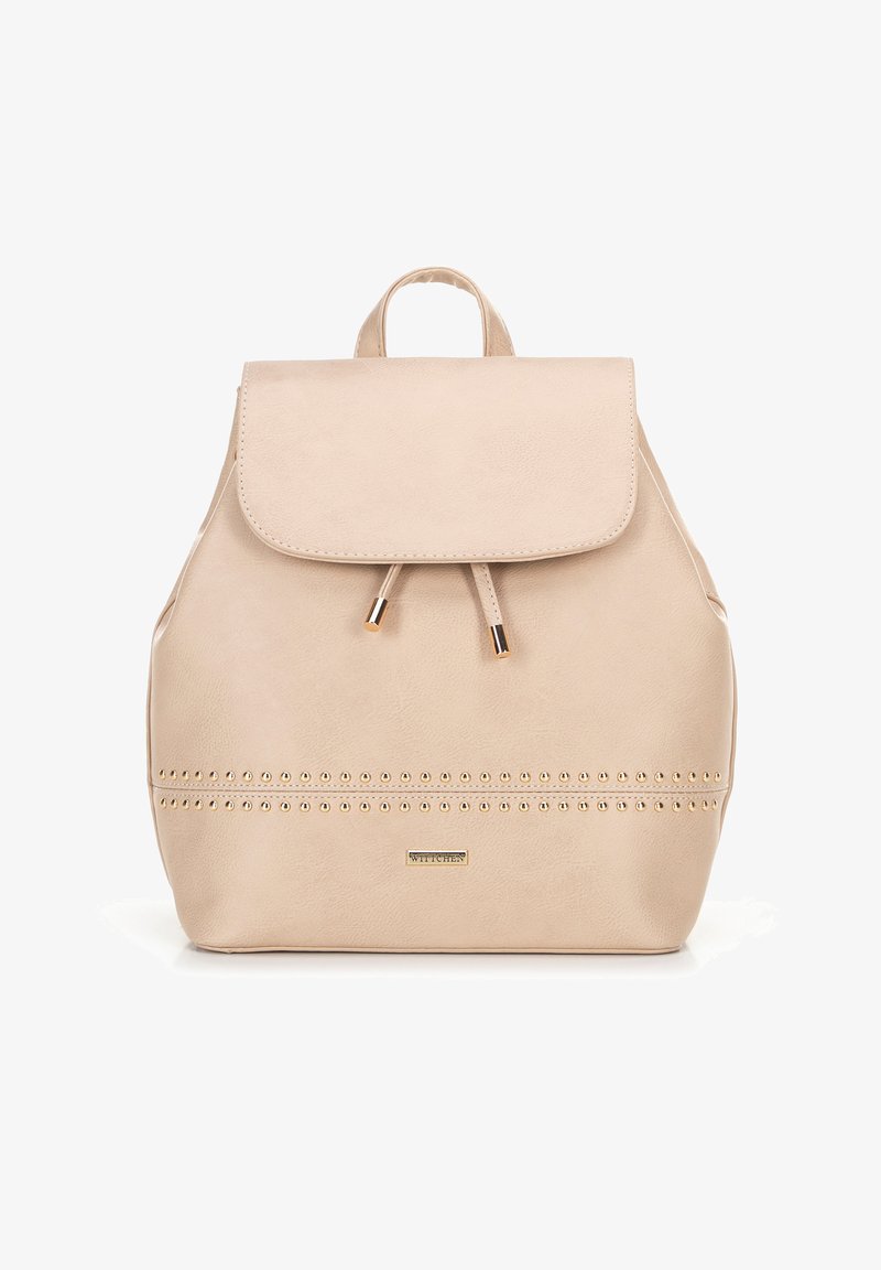 Sac à dos en simili cuir beige avec une fermeture à rabat, cordon de serrage et clous dorés sur le bas. Dispose d'une poignée supérieure et de sangles ajustables.