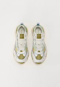 Tênis chunky com um design de materiais mistos em branco, verde, amarelo e azul. Apresenta painéis de malha e uma aba de calcanhar reforçada.
