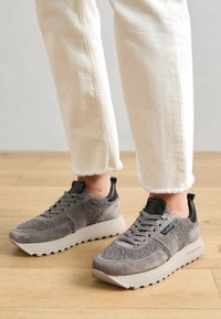 Sélectionné, nebbia/schwarz/light grey