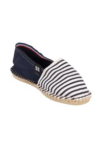 Espadrille rayée avec une tige en toile bleu marine et blanche, semelle en corde et talon fermé. Présente des coutures apparentes le long des bords.