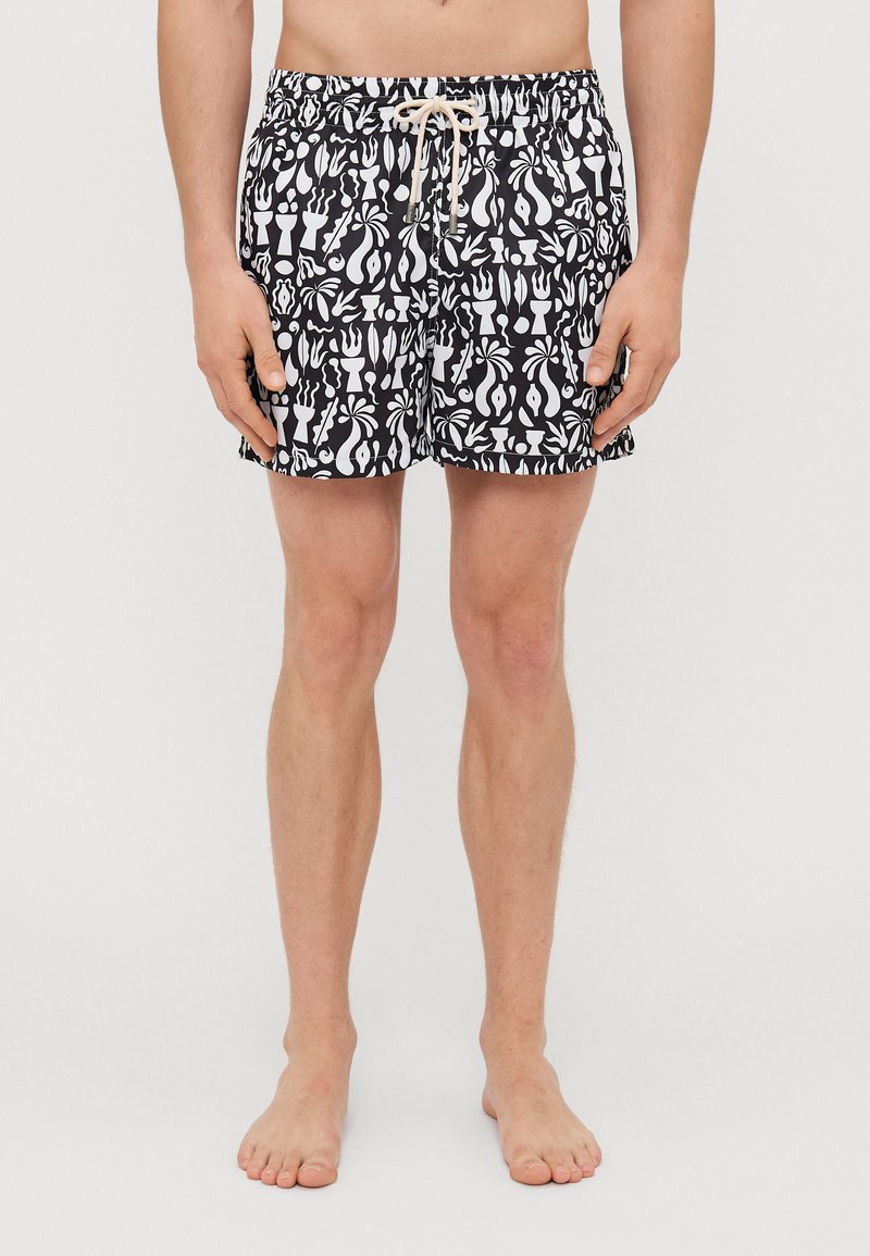 Schwarze Badeshorts mit einem weißen abstrakten Muster, ausgestattet mit einem elastischen Bund und beigem Kordelzug, aus leichtem Material gefertigt.
