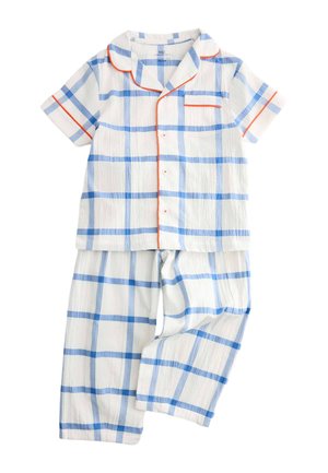 Conjunto de pijama blanco de manga corta con patrón de cuadros azules y ribete naranja en el cuello, bolsillo y botones, extendido sobre fondo blanco.