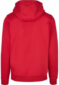 Sudadera roja con un tejido suave, mangas largas y capucha. El diseño incluye un dobladillo y puños acanalados para un ajuste ceñido.