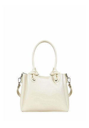 Bolso de mano de cuero color crema con asas anudadas, correa de hombro desmontable y herrajes en tono plateado sobre un fondo blanco.