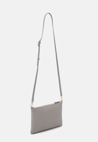 Szara skórzana torba typu crossbody o gładkiej fakturze, prostokątnym kształcie, regulowanym pasku i złotych akcentach metalowych. Zamek błyskawiczny na górze.