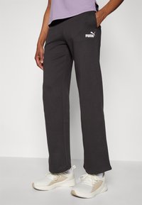 Grijze sweatpants van een zachte stof, met een wit Puma-logo op de linker bovenbeen, met een relaxte pasvorm en subtiele zijzakken.