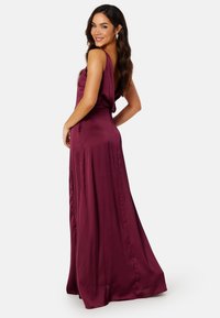 Bubbleroom DRAPY-BACK SLIT SATIN GOWN - Abiti per occasioni speciali - bordeaux