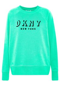 Sudadera verde brillante con cuello redondo y mangas raglán. Presenta el texto negro "DKNY NEW YORK" en la parte delantera. Textura suave.