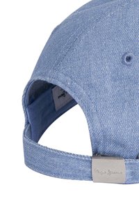 Světle modrá denimová kšiltovka s texturovaným povrchem, zakřiveným kšiltem a nastavitelným páskem, na němž je kovový logo "Pepe Jeans".