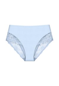 Jasnoniebieskie figi z gładkim przodem z materiału, ozdobione delikatną koronką po bokach z kwiatowymi wzorami i falistymi brzegami.