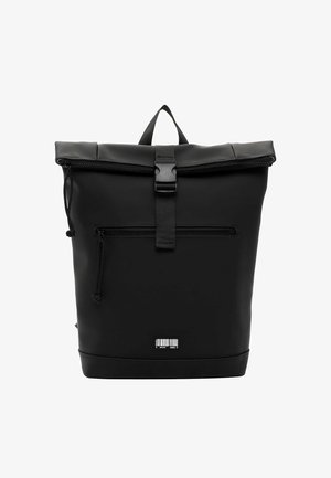 Sort roll-top rygsæk lavet af glat, slidstærkt materiale. Har en frontlomme med lynlås, justerbar rem og minimalistisk design.