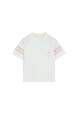 Camiseta blanca de manga corta con dos rayas rosa claro en cada manga y texto pequeño "The Ladies Social Club" en el pecho izquierdo.