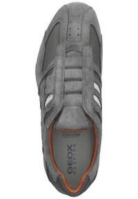 Szare zamszowe sneakersy z siateczkowymi panelami, pomarańczowymi akcentami i perforowanymi detalami. Posiadają elastyczne sznurowadła i miękką wkładkę.