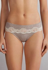 Bruna randiga bomullsboxar med ett brett midjeband i krämfärgade spetsar. Har en mjuk textur och en låg midje-design.