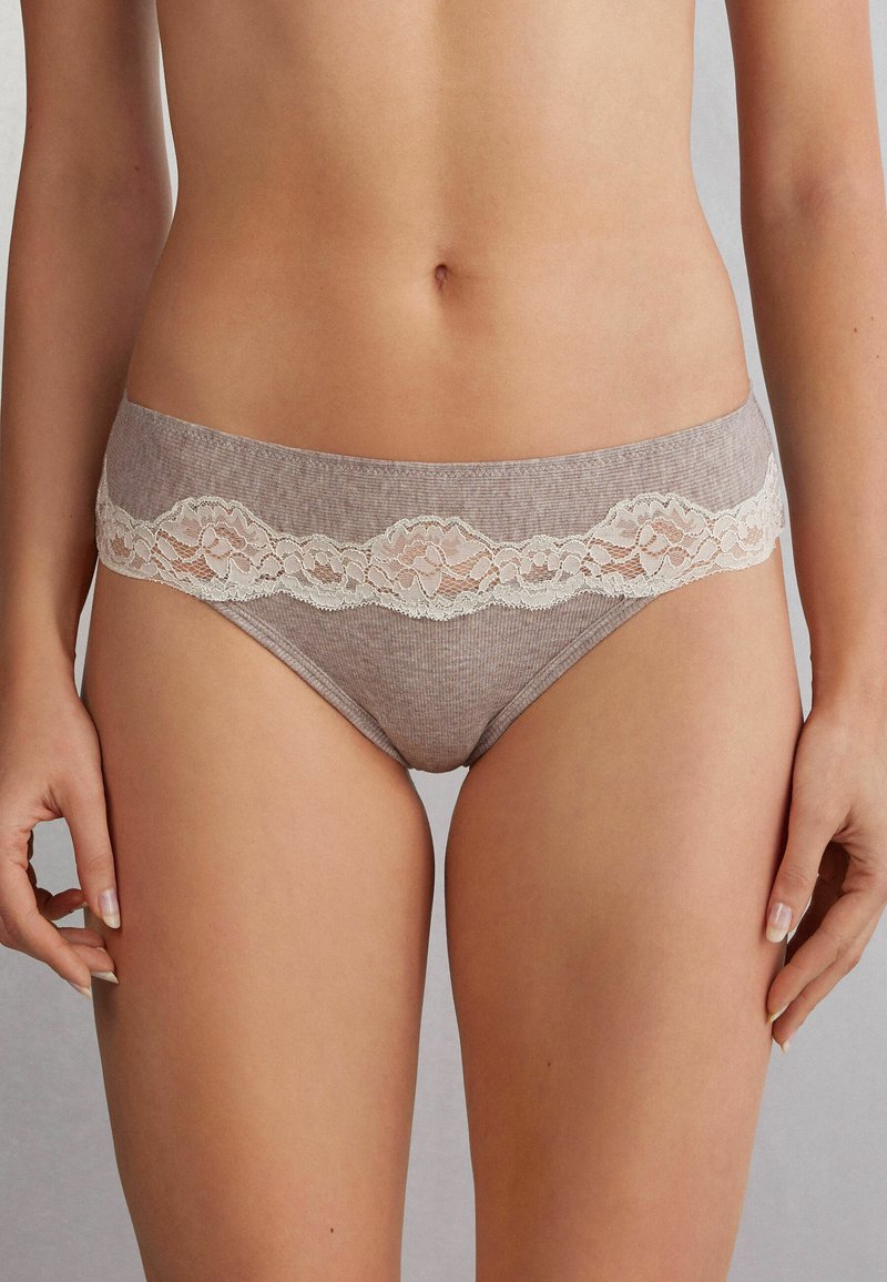 Bruna randiga bomullsboxar med ett brett midjeband i krämfärgade spetsar. Har en mjuk textur och en låg midje-design.