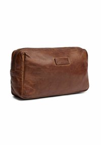 Barna bőr téglalap alakú tasak, amelyen felül cipzár található, az oldalán pedig egy varrott márkajelzés.