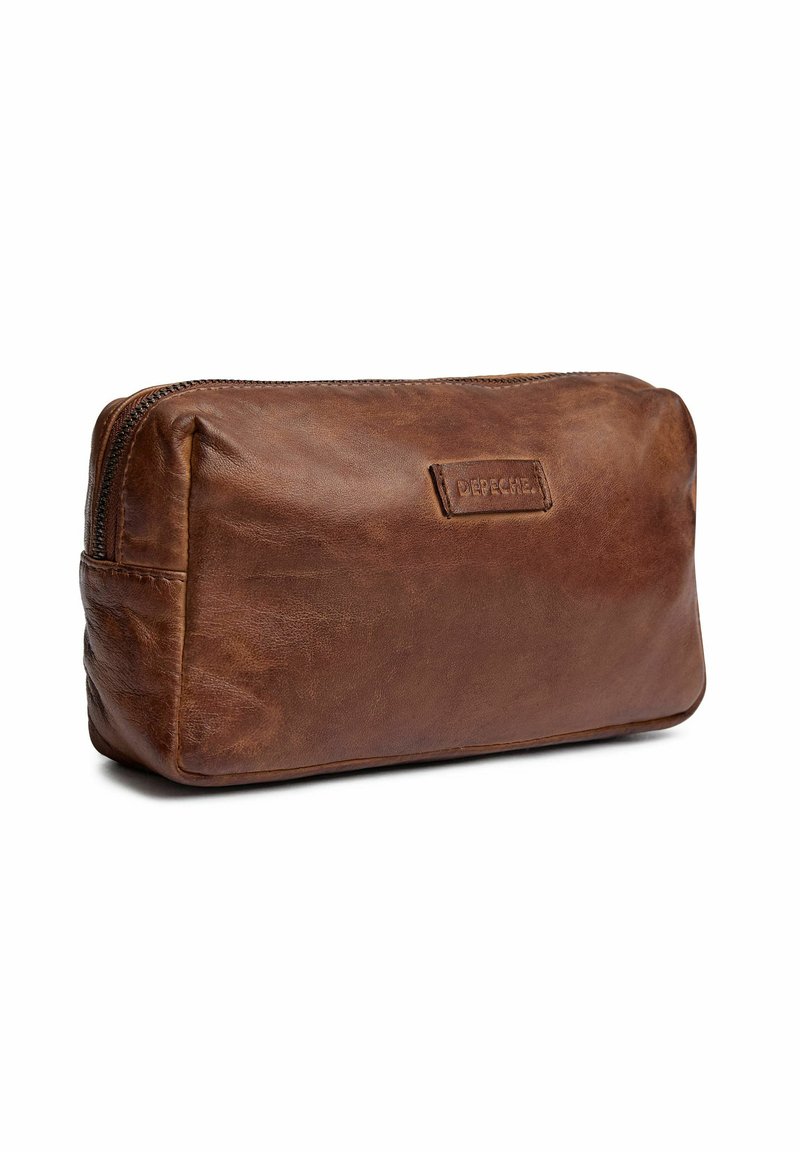 Pouch rettangolare in pelle marrone con zip superiore e un'etichetta del marchio cucita di lato.
