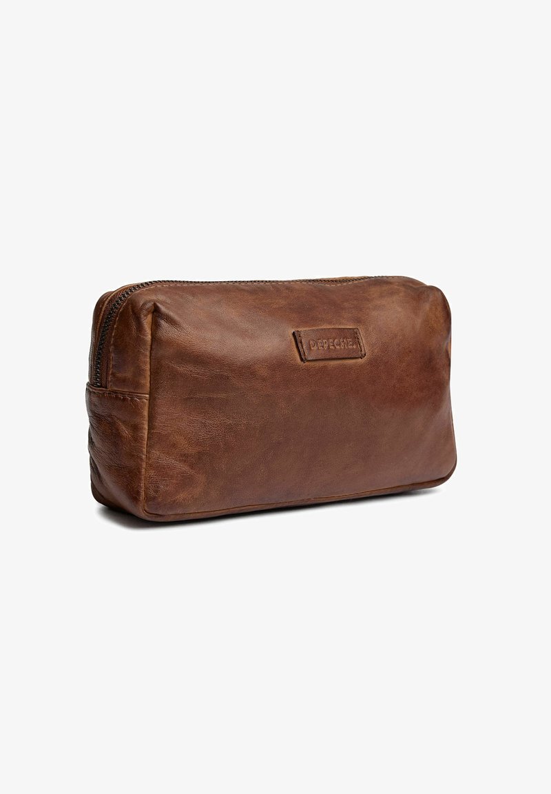 Pouch rettangolare in pelle marrone con zip superiore e un'etichetta del marchio cucita di lato.