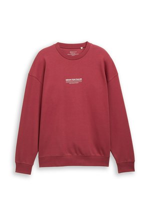 Sudadera roja de manga larga, con cuello redondo y puños de canalé. Presenta un pequeño logotipo de texto blanco centrado en el pecho. Textura de tela suave.