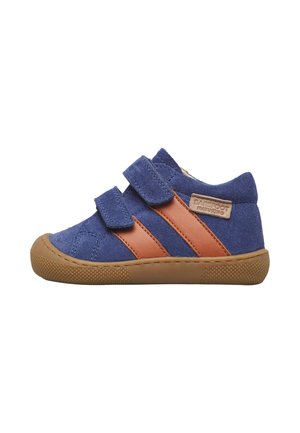 Blauer Kinderschuh aus Veloursleder mit brauner Gummisohle, zwei Klettverschlüssen und braunen Lederstreifen an der Seite mit dem Etikett "Barefoot".