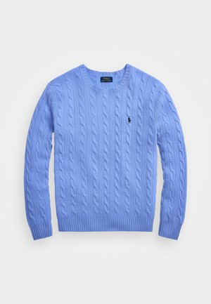 Pull en laine bleu clair, tricoté torsadé, à encolure ronde, avec un motif texturé et des poignets et un ourlet côtelés. Petit logo noir sur la poitrine gauche.