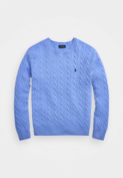 Sweater em malha de trico azul claro com decote redondo, padrão texturizado, e punhos e bainha canelados. Pequeno logotipo preto no lado esquerdo do peito.