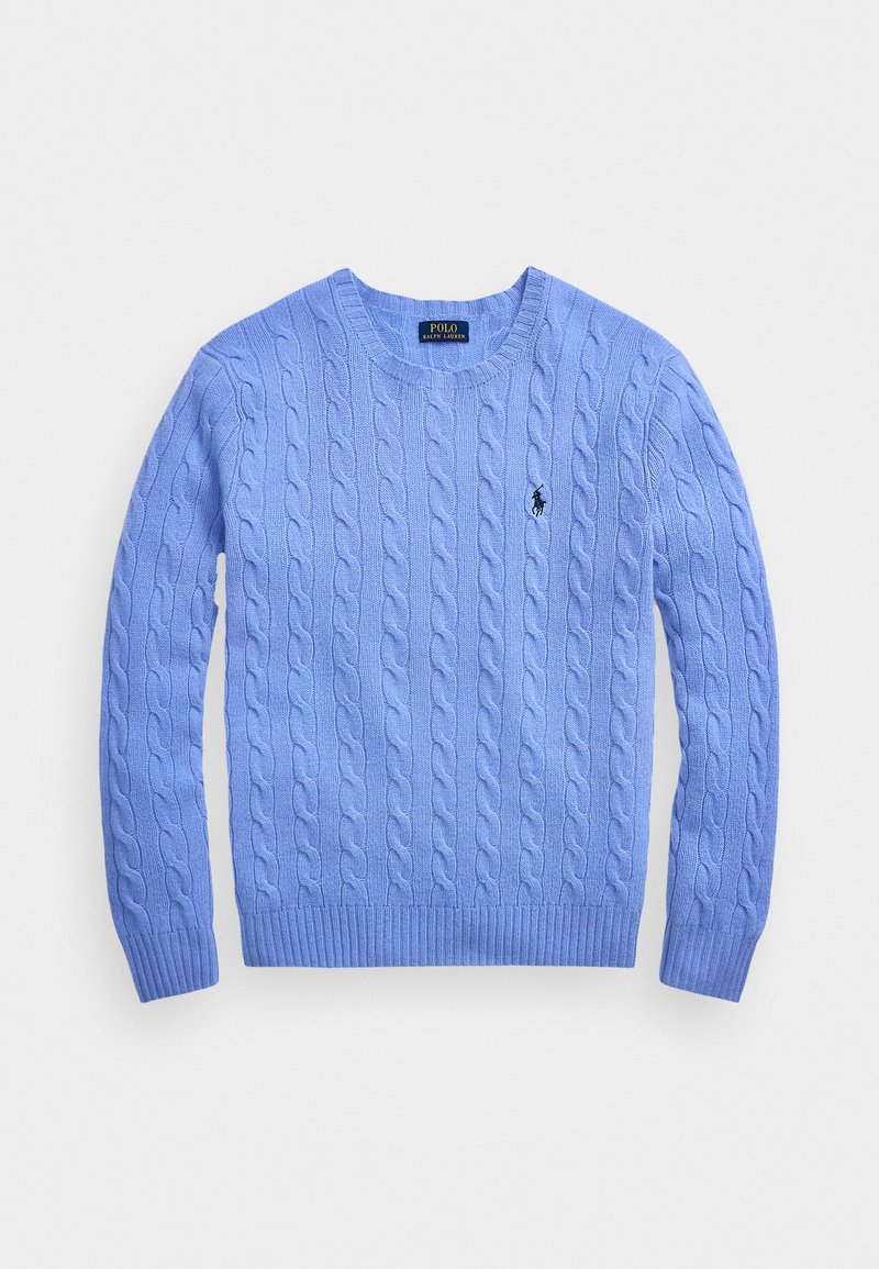 Helleblaue Kabelstrickpullover mit Rundhalsausschnitt, strukturiertem Muster sowie gerippten Bündchen und Saum. Kleines schwarzes Logo auf der linken Brust.