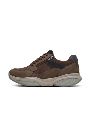 Bruine suède sneaker met zwarte accenten, zijrits, dikke gevoerde beige zool en vetersluiting, getoond in linker profiel.
