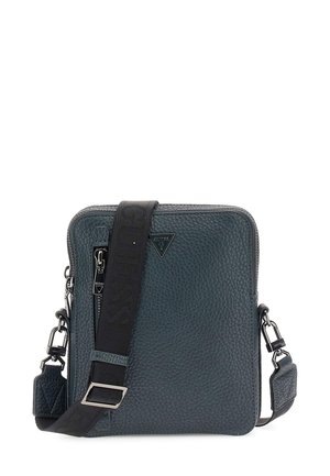Vierkante leren tas in donker teal met een textuurafwerking, verstelbare zwarte schouderriem met merknaam en zilveren hardware-details.