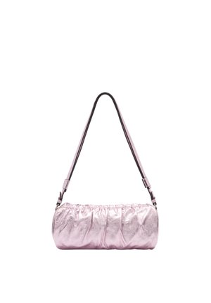 Glänzende kleine Schultertasche aus pinkem Metallic-Material mit geraffter Textur und langem, dünnem Riemen, der nach unten hängt, vor weißem Hintergrund isoliert.