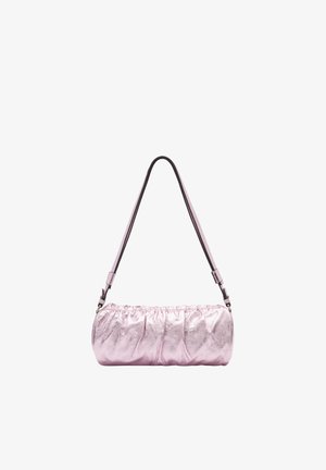 Błyszcząca różowa metaliczna mała torebka na ramię z marszczoną fakturą i długim, cienkim paskiem wiszącym w dół, na białym tle.