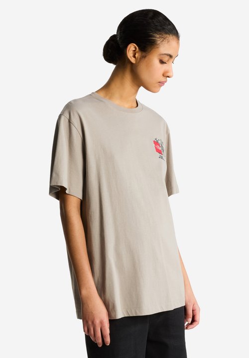 The North Face U GEAR UP GET OUT RLX SS TEE-GRAPHIC. UNISEX - Print T-shirt - stone slab — photo 4