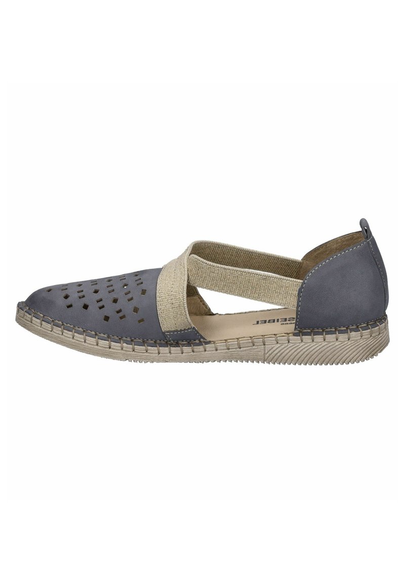 Scarpa slip-on in pelle grigia con tomaia forata, cinturini elastici incrociati e dettagli beige testurizzati, caratterizzata da una suola testurizzata e accenti cuciti.