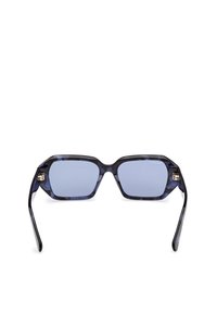 Čtvercové sluneční brýle s tmavě modrým želvovinovým rámem a světle modrými skly. Vlastnosti zahrnují zlaté kovové prvky a texturované nožičky.