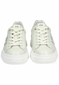 Hvide lædersneakers med en glat overflade, der har et sølvglitrende pynt på siden og hvide snørebånd. Tykk hvid gummisål.