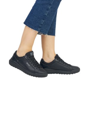 Baskets noires avec un dessus en cuir lisse et en mesh, fermeture à lacets et semelle en caoutchouc texturé. Conçues avec un bout rond et un marquage minimal.