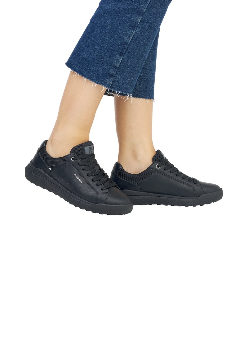 Baskets noires avec un dessus en cuir lisse et en mesh, fermeture à lacets et semelle en caoutchouc texturé. Conçues avec un bout rond et un marquage minimal.