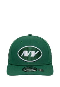 Grüne Baseballmütze mit flachem Schirm, die ein weißes gesticktes Logo "NY" in einem Oval zeigt. Der Stoff ist glatt und hat Belüftungsöffnungen an der Oberseite.