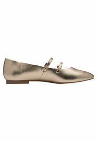 Metalické zlaté baleríny s dvěma nastavitelnými popruhy, špičatou špičkou a plochou dřevěnou podrážkou. Hladká textura a elegantní design.