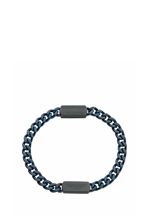 Sort metalkædearmbånd med to rektangulære låse, den ene præget med "ASTON MARTIN" og den anden med Aston Martins vinge-logo.