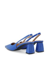 Plave patent slingback pete s oštrim vrhom, dizajnom s izrezanom stranom i debelim kvadratnim potpeticama. Glatka tekstura i sjajni finiš.
