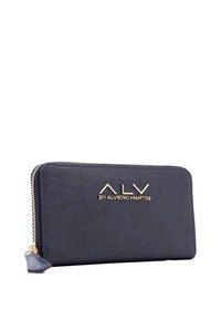 Portafoglio in pelle blu navy con finitura texture, logo dorato e hardware con cerniera, caratterizzato da una forma rettangolare e un design elegante.