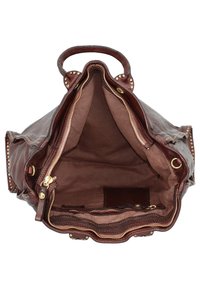 Borsa in pelle marrone con apertura ampia, cerniera dorata e borchie lungo i bordi. L'interno presenta una morbida foderatura marrone con una tasca.