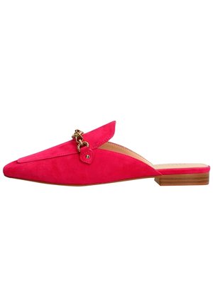Helles pinkfarbenes Wildleder-Slipper-Mule mit spitz zulaufender Spitze, niedrigem Holzabsatz und goldener Kettendetailierung am Obermaterial.